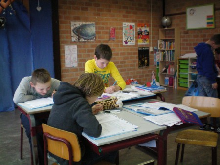 hier doen wij het in groepjes dit zijn werkende kinderen